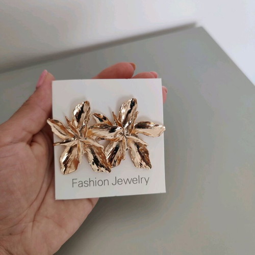 Earrings new, unused in gold color
