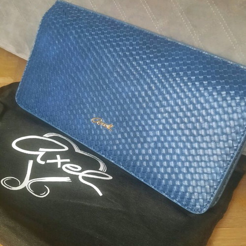 Axel clutch bag like new, blue with straw texture