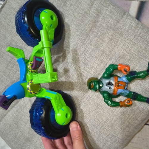 Tmnt Leonardo motorcycle toy with Leonardo figure used