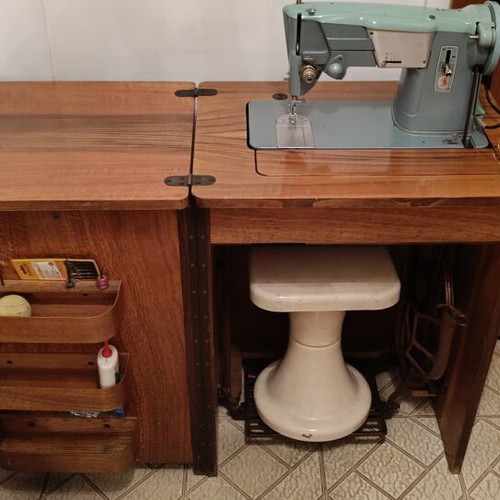 Singer 327K vintage sewing machine with cabinet like new