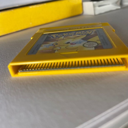 Pokemon Yellow Special Pikachu Edition Game Boy like new, first English print 00
