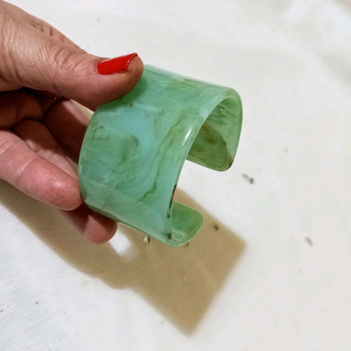 Green bracelet large cuff style made of acrylic resin new