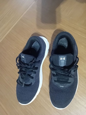 Under Armour μαύρα αθλητικά παπούτσια, νούμερο 39
