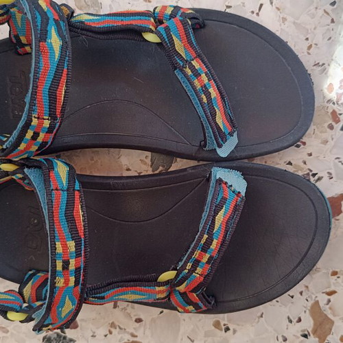 Children's shoes pack size 33-34 like new with repaired sandal strap
