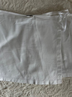 Φούστα-σορτς μεταχειρισμένη άσπρη με δέσιμο στο πλάι, μέγεθος XS