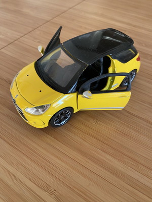 Bburago Citroën DS3 1:32 diecast model used, yellow with black roof