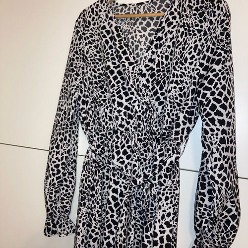 Black and white dress medium/large new, loose maxi snake print