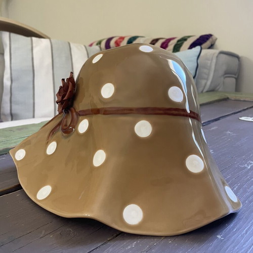 Vase shaped like a hat Espiel like new