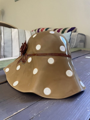 Vase shaped like a hat Espiel like new