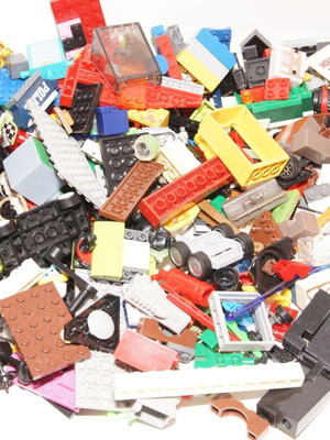 LEGO τουβλάκια σε τσαντάκι με διάφορα αξεσουάρ