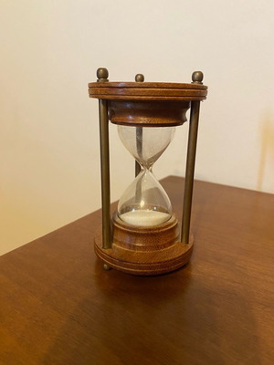 Glass hourglass in wooden frame like new, height 9 cm, 1 minute