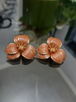 Peach brown flower petal earrings with gold detail