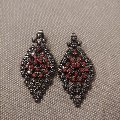 Dangling earrings with purple-eggplant crystals unused