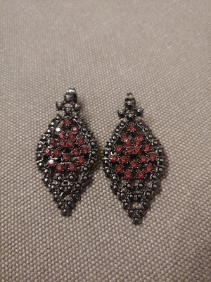 Dangling earrings with purple-eggplant crystals unused