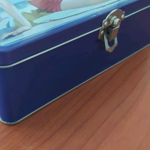 Palmolive metal box like new with safety clasp