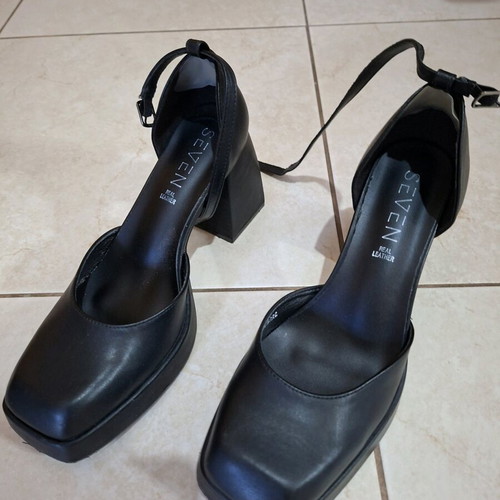 Seven women's black sandals like new, size 40