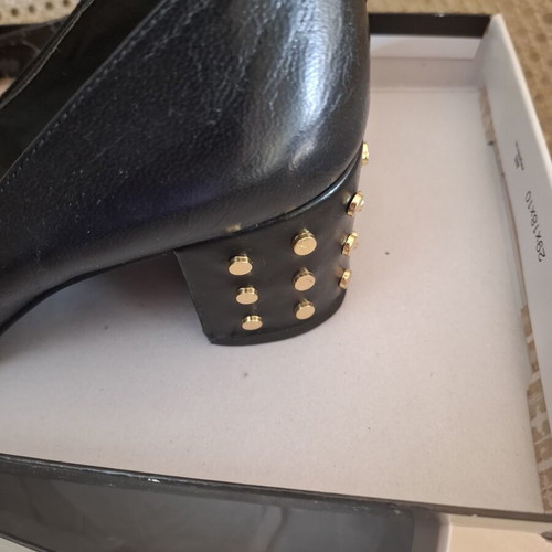 Nine West black leather pumps like new with gold studs, size 37.5