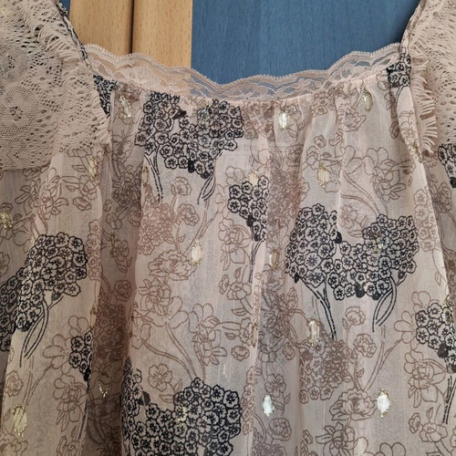 Attrattivo top like new, size large, pink with floral print