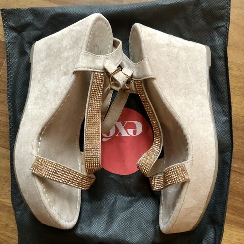 Exe platform sandals nude pink suede with rhinestones size 39 like new