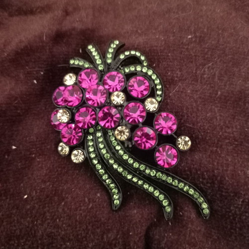 Pin necklace like new
