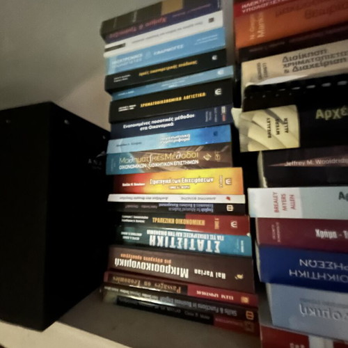 Academic books used, pack of 45+ economics and business