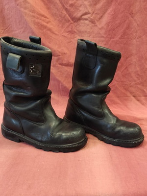 Μπότες της Πυροσβεστικής Νο42\43 σαν καινούργιες δερμάτινες αντιπυρικές