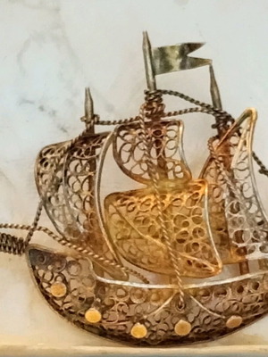 Silver 800 pin gold plated like new, filigree vintage style