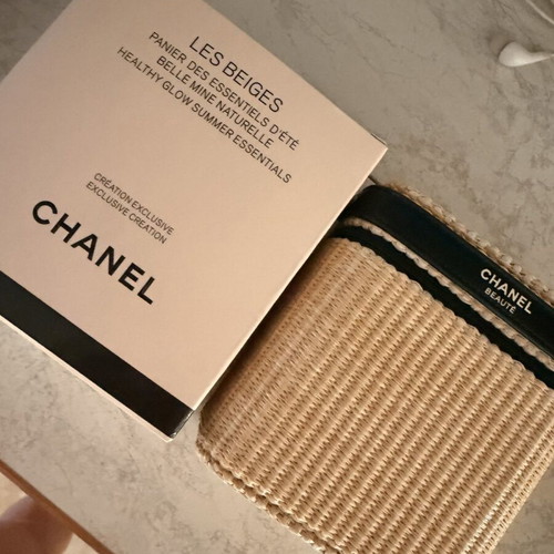 Chanel Beauté Les Beiges Cosmetic Bag new, straw design with box
