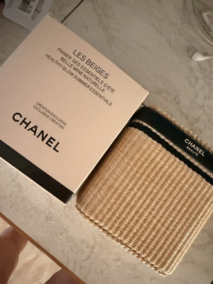 Chanel Beauté Les Beiges Cosmetic Bag new, straw design with box