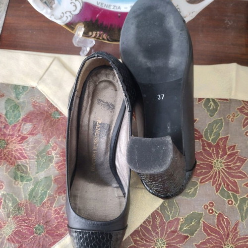 Leather Italian elegant women's pumps like new, black