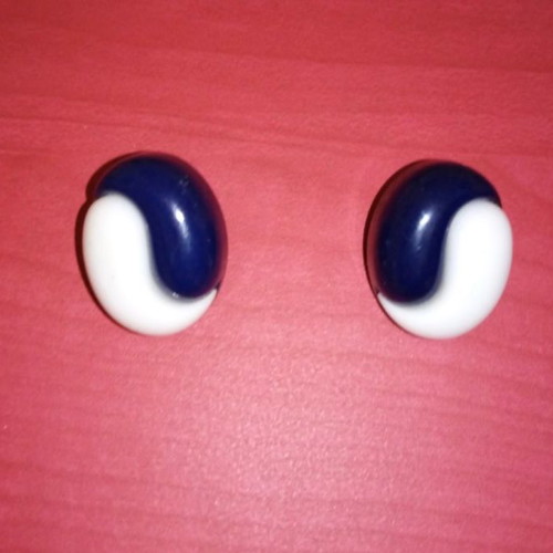 Earrings used with white and blue stone, clip fastening