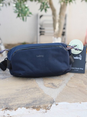 Bellroy Venture Ready Sling 2.5L ново синьо рамо