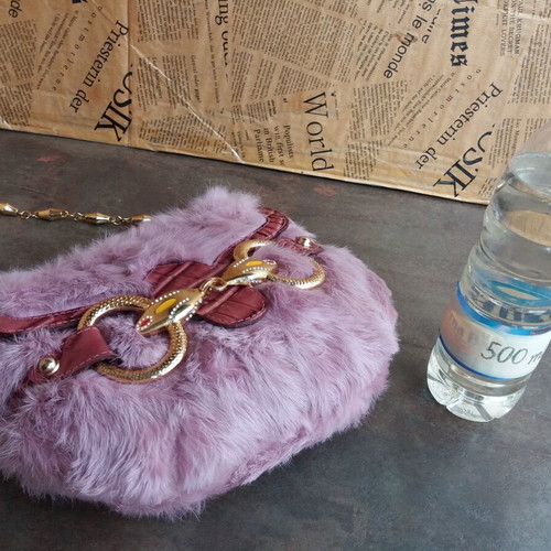 Gucci small pink leather shoulder bag used with fur and gold details