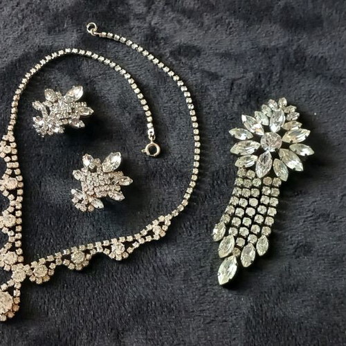 Rhinestone jewelry set with clip-on earrings, like new
