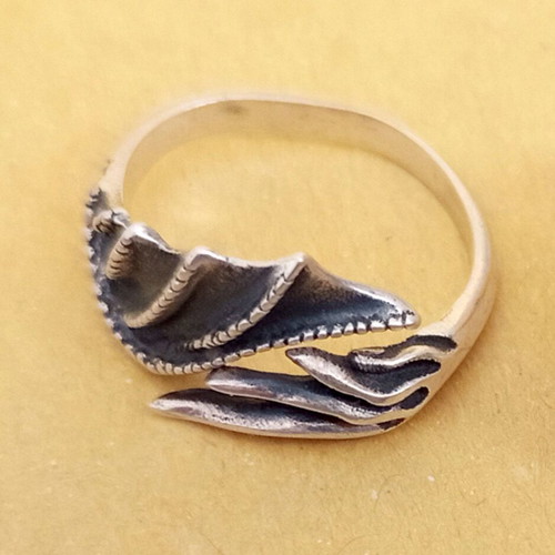 Silver dragon ring like new