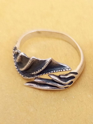 Silver dragon ring like new