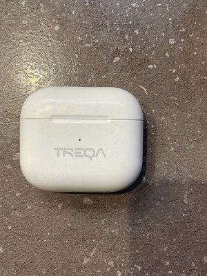 Treqa white wireless earbud case