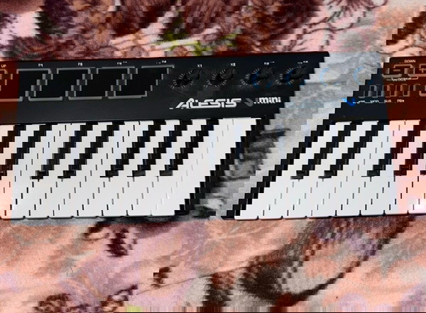Alesis v mini 25 клавишен MIDI контролер