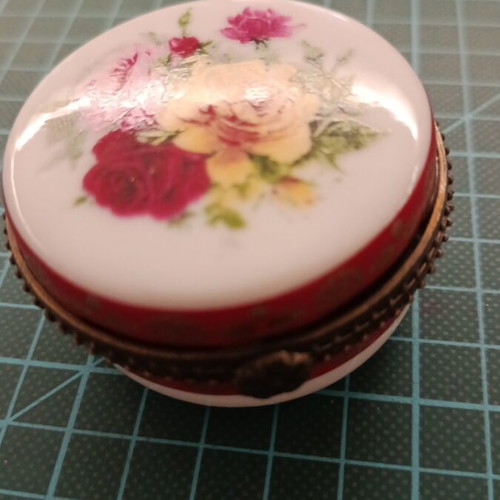 Porcelain miniatures new, 4 jewelry boxes and 1 bell