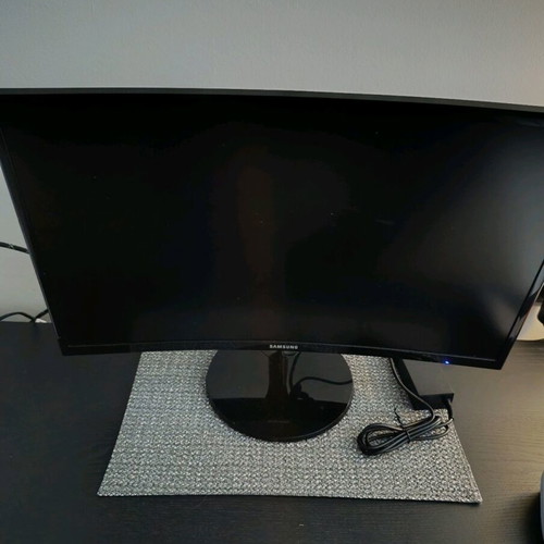 Samsung 24" Curved Monitor used with FreeSync and 60 Hz refresh rate