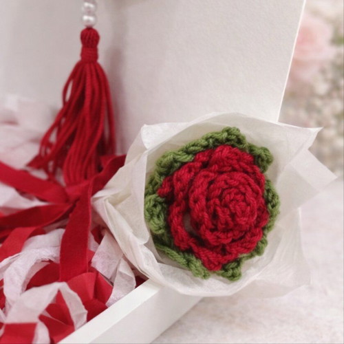 Knitted red rose and heart keychain Valentine's set, new