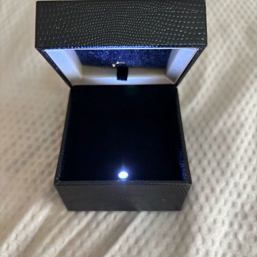 Ring box with light like new, ideal for solitaire