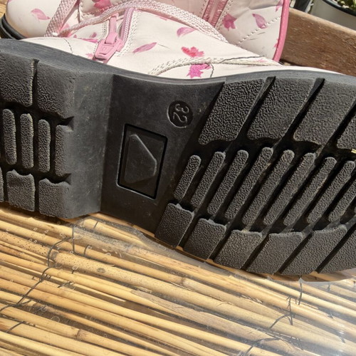 Boots Elsa size 32 like new