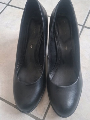 Marco Tozzi black round-toe pumps with thick heel like new