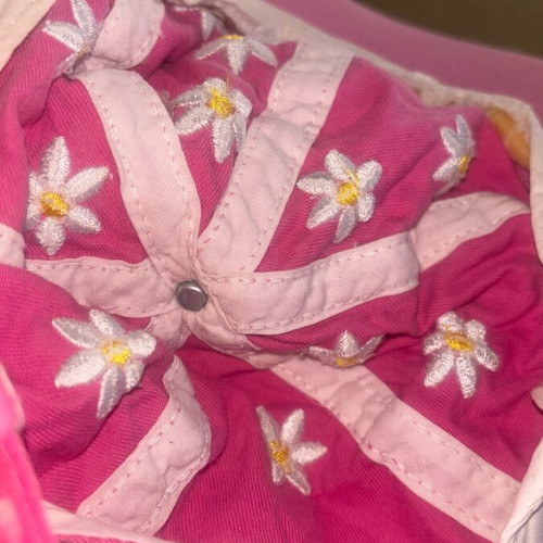 Jockey hat used with embroidered daisies, size L, white and pink