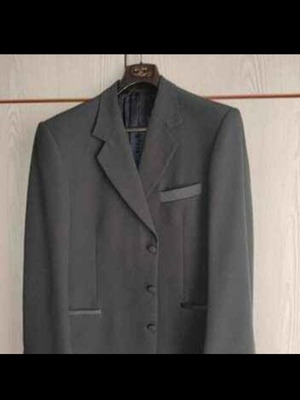 Bruno Valenti dark blue suit No 46 with champagne shirt like new