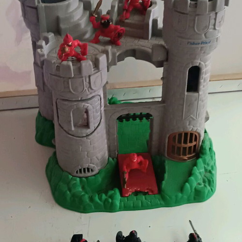 Fisher-Price castle with knights used, 7 figures