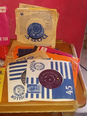 Antique record player like new with cover, speaker and 45 rpm records from Constantinople