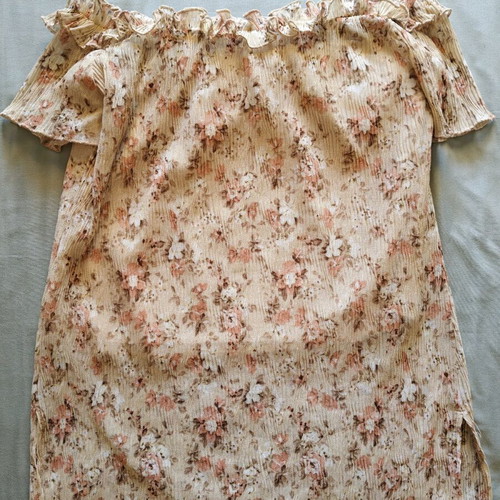 Women's floral off-shoulder top like new, size M-L, beige pink