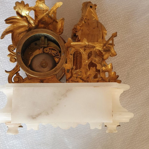 Mantel-initiales au dos V.R clock used, white marble 19th century